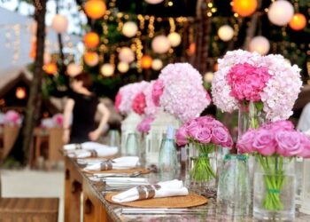 Mesa de boda con flores rosas