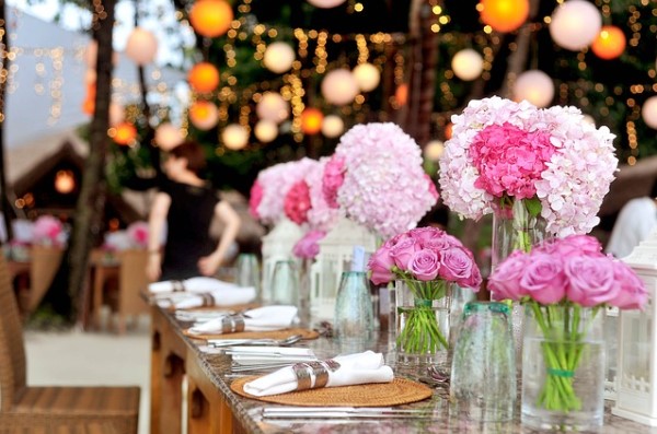 Mesa de boda con flores rosas