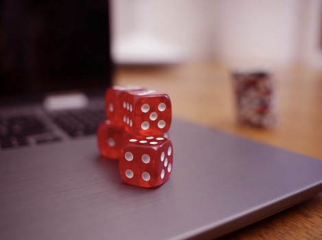 ¿Cómo jugar en un casino sin salir de casa?