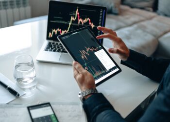 Vale la pena hacer trading en línea con FXORO en 2023