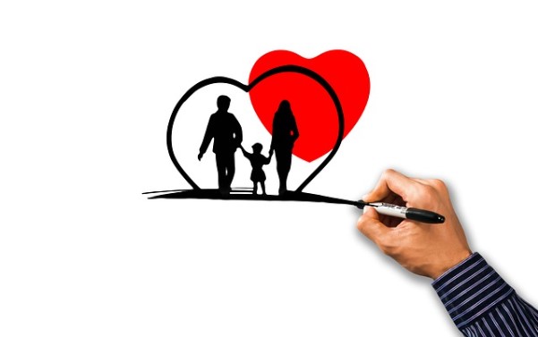 Familia de la mano dentro de corazon