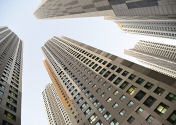 Vista al cielo con edificios