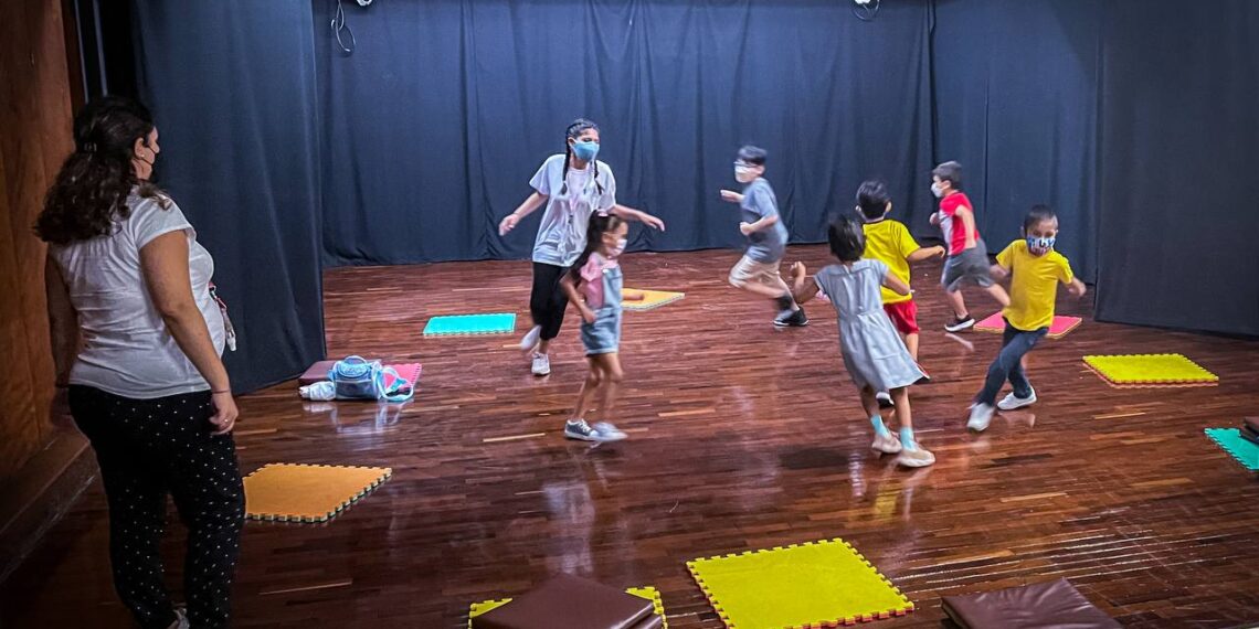 Descubre los mejores clubes de teatro para niños en edad escolar