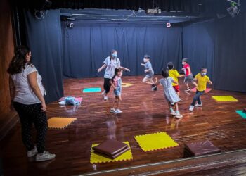 Descubre los mejores clubes de teatro para niños en edad escolar
