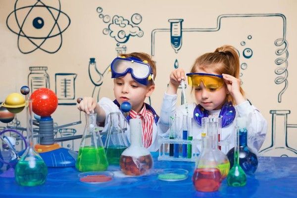 Descubre los juegos de ciencias más divertidos para tus hijos en edad escolar