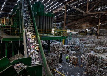 Un nuevo método convierte plástico y gases dañinos en combustible sostenible