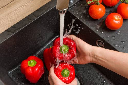 Consume frutas y verduras bien lavadas