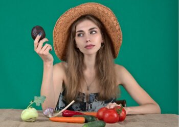 Chica con alimentos saludables