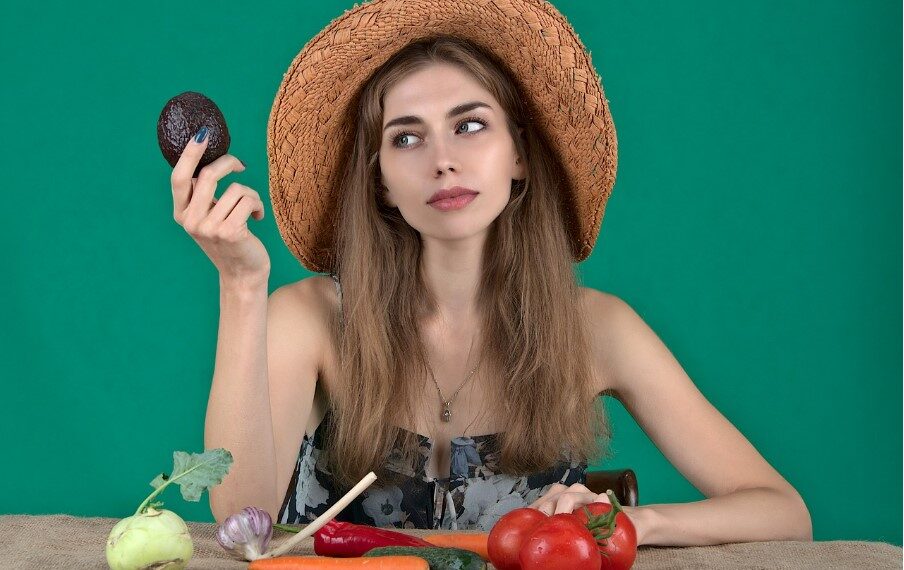 Chica con alimentos saludables