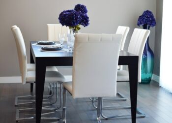 Mesa negra con sillas blancas