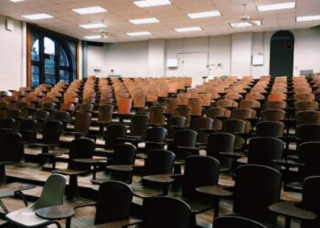 Aula con sillas con reposabrazos
