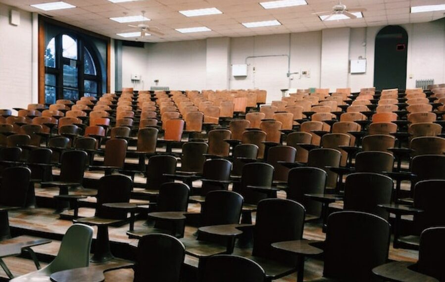 Aula con sillas con reposabrazos