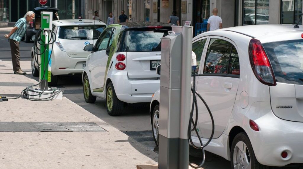 Beneficios de usar un automóvil eléctrico frente a un automóvil de combustión