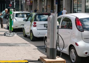 Beneficios de usar un automóvil eléctrico frente a un automóvil de combustión