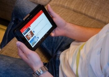 Hombre usando tablet para ver noticias