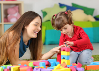 Cómo el juego de bloques para niños pequeños fomenta su desarrollo cognitivo