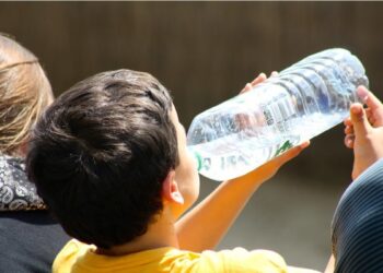 Niño bebiendo agua
