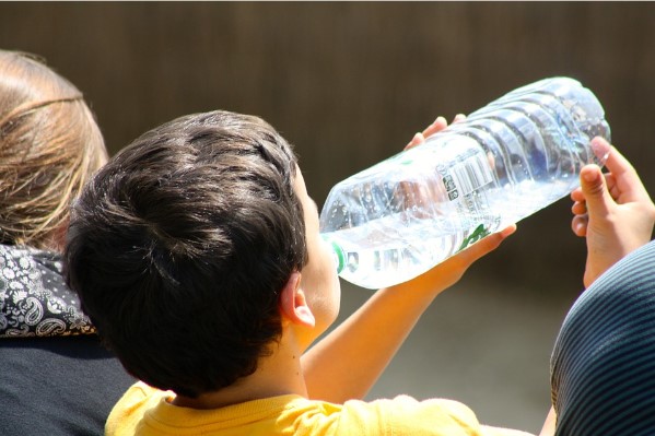 Niño bebiendo agua