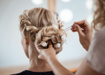 Peluquera haciendo moño de novia