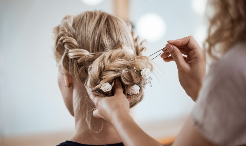 Peluquera haciendo moño de novia