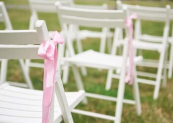 Sillas de madera blancas para boda