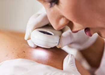 Razones para acudir a un dermatólogo: ¡Tu piel lo agradecerá!