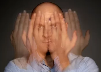 Hipnosis-hombre-poniendo-manos-sobre-cara