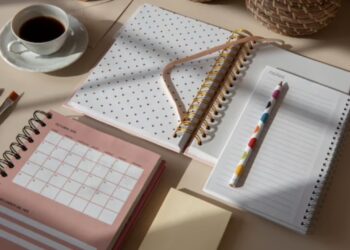 Agenda con cafe en mesa