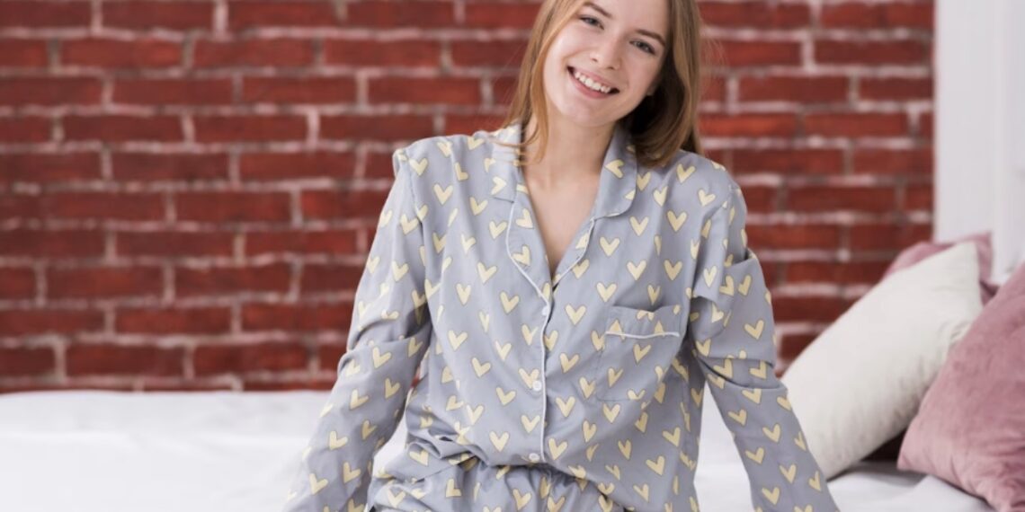 Chica en pijama de corazones sobre cama