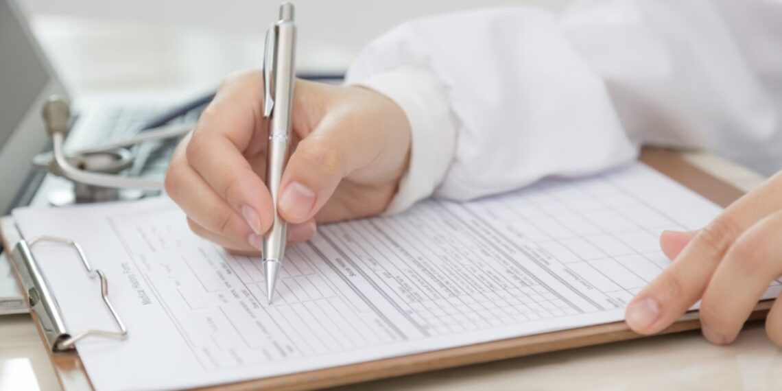Doctora rellenando documento