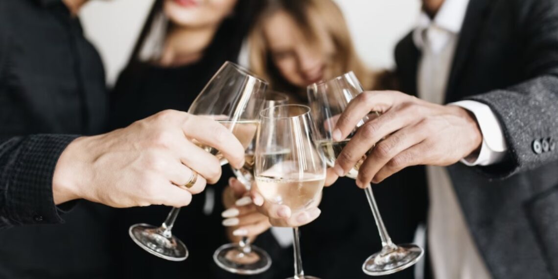 Parejas brindando con vino blanco