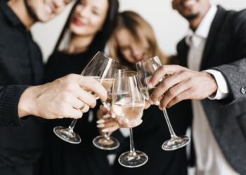 Parejas brindando con vino blanco