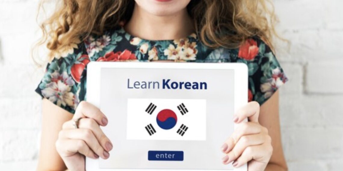 Chica aprendiendo coreano online
