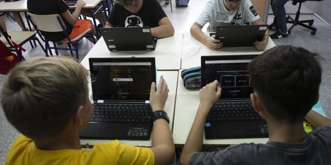 Jóvenes estudiantes han hecho uso de ChatGPT para estudiar mejor