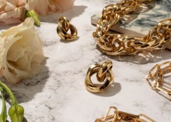 Explorando la belleza de los aretes de oro, conoce todo sobre este accesorio