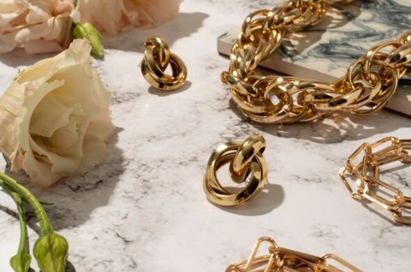 Explorando la belleza de los aretes de oro, conoce todo sobre este accesorio