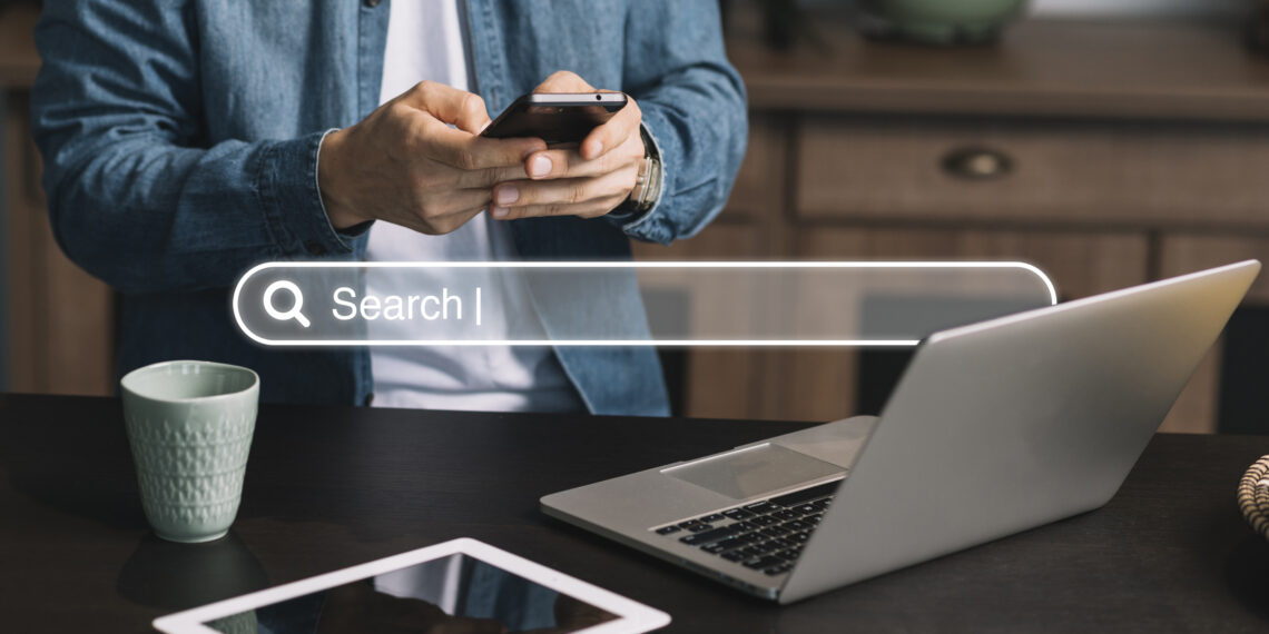 joven en celular aplicando SEO