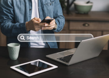 joven en celular aplicando SEO