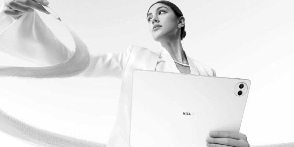 Chica dibujando en el aire con tablet de Huawei