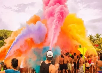 Celebración de cumpleaños con polvos holi