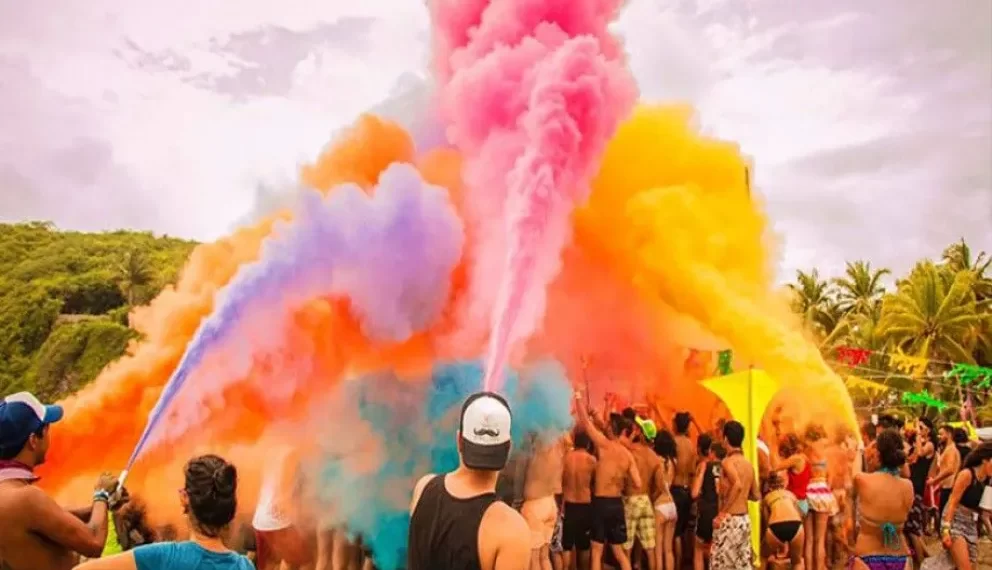 Celebración de cumpleaños con polvos holi