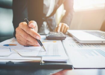 ¿Cómo podemos digitalizar la gestión de nóminas, la facturación y el control horario en un único lugar?