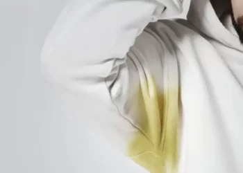¿Detergente o desodorante? Identifica qué está arruinando tus camisas blancas