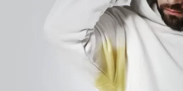 ¿Detergente o desodorante? Identifica qué está arruinando tus camisas blancas