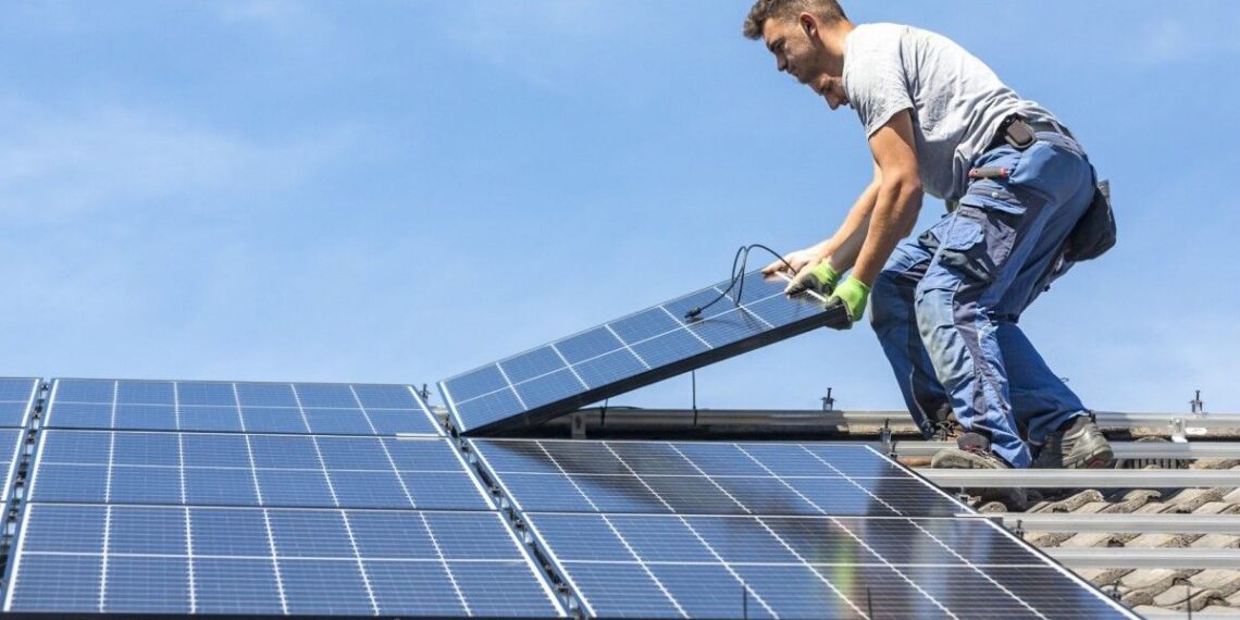 ¿Tienen impuestos las placas solares? Qué debes saber antes de instalar autoconsumo