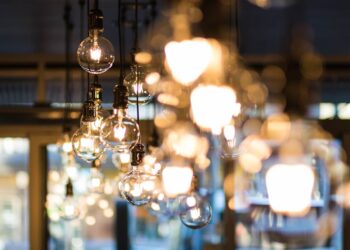 Iluminación inteligente creando ambiente en el hogar