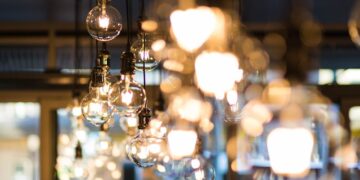 Iluminación inteligente creando ambiente en el hogar