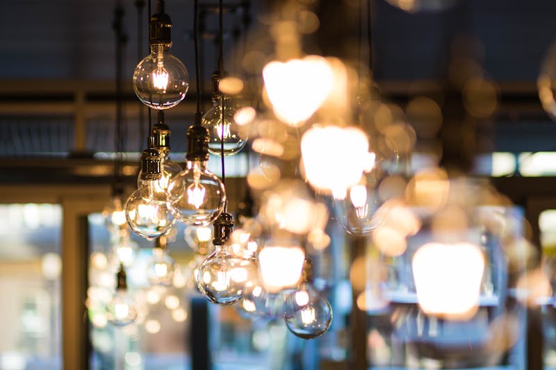 Iluminación inteligente creando ambiente en el hogar