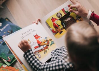 Niño leyendo un libro con interés