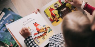 Niño leyendo un libro con interés